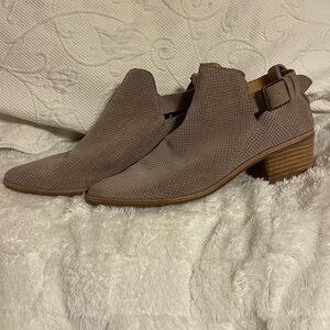 Women's Taupe Ankle Boots by Dolce Vita size 8.5m